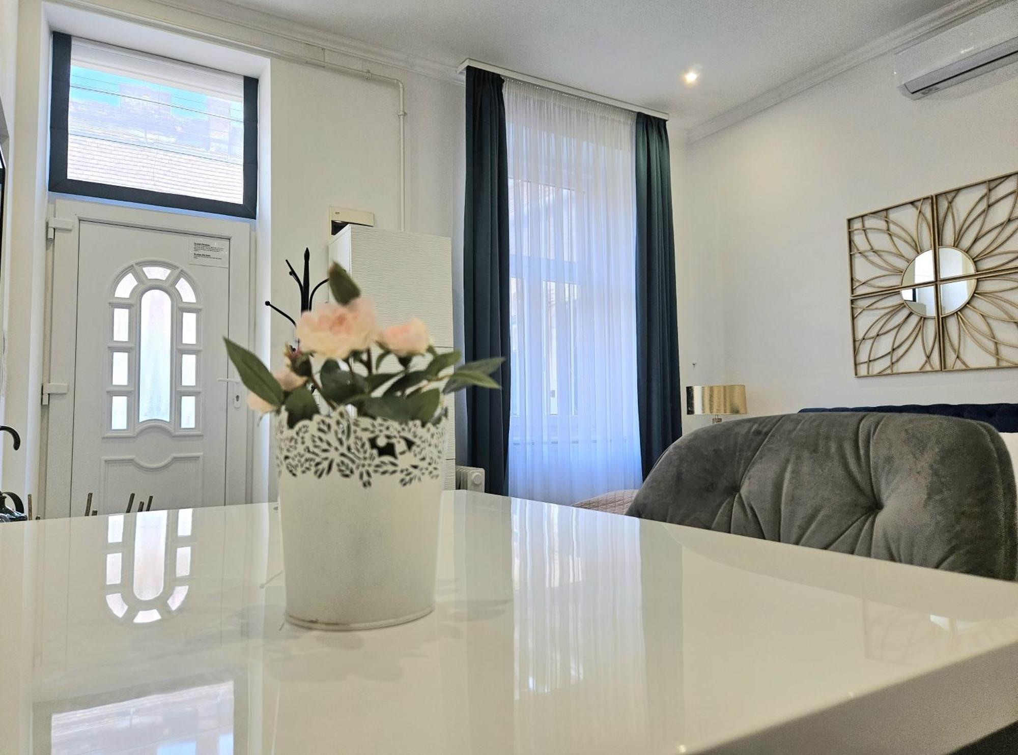 Designer Downtown Gem Apartment Budapest Exterior photo