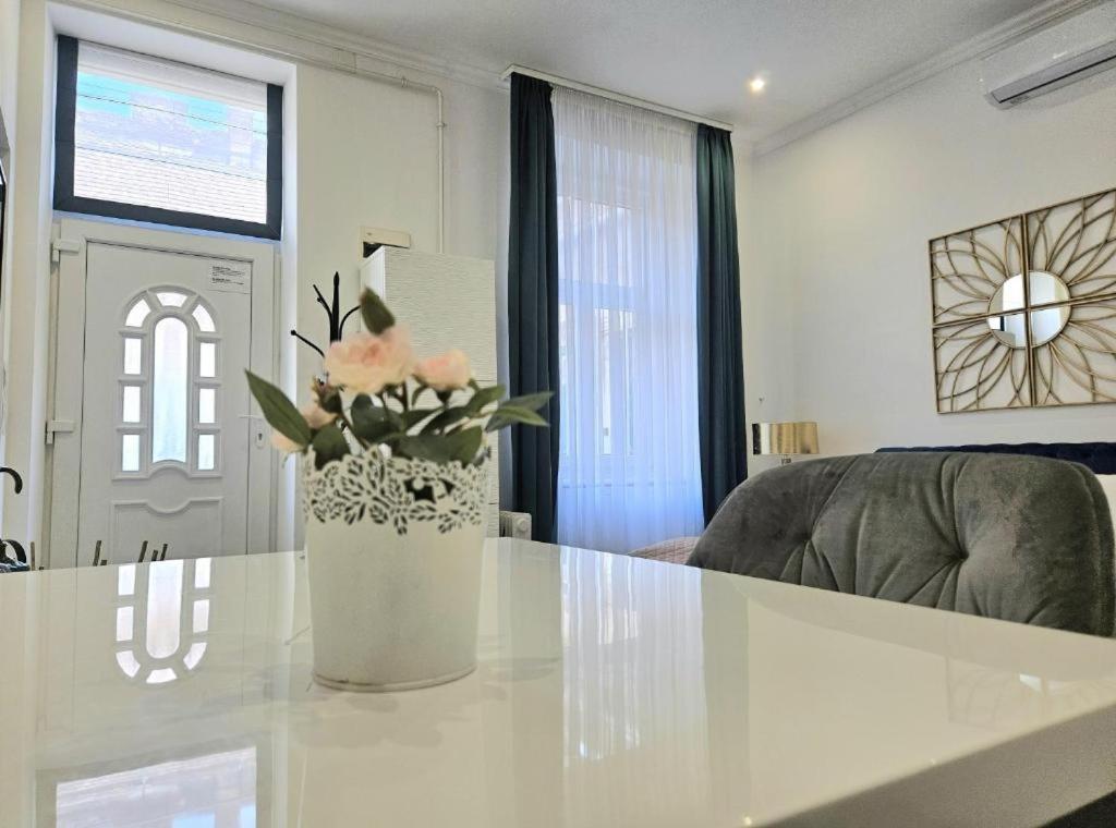 Designer Downtown Gem Apartment Budapest Exterior photo